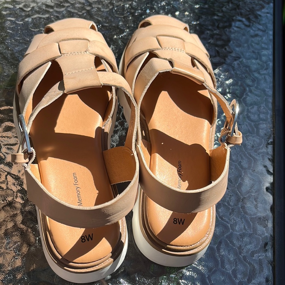 Time and Tru strappy block sandals Size 8 Beige